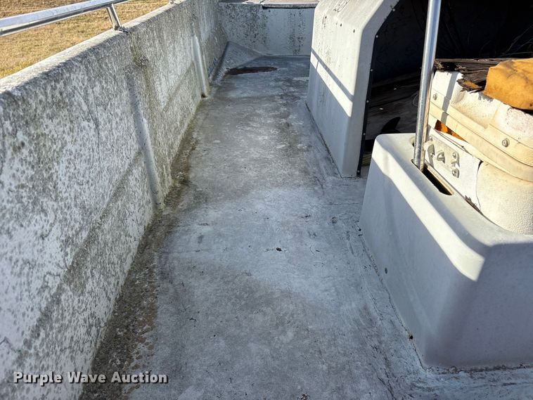 image for item ET7469 1994 Predator 196 boat