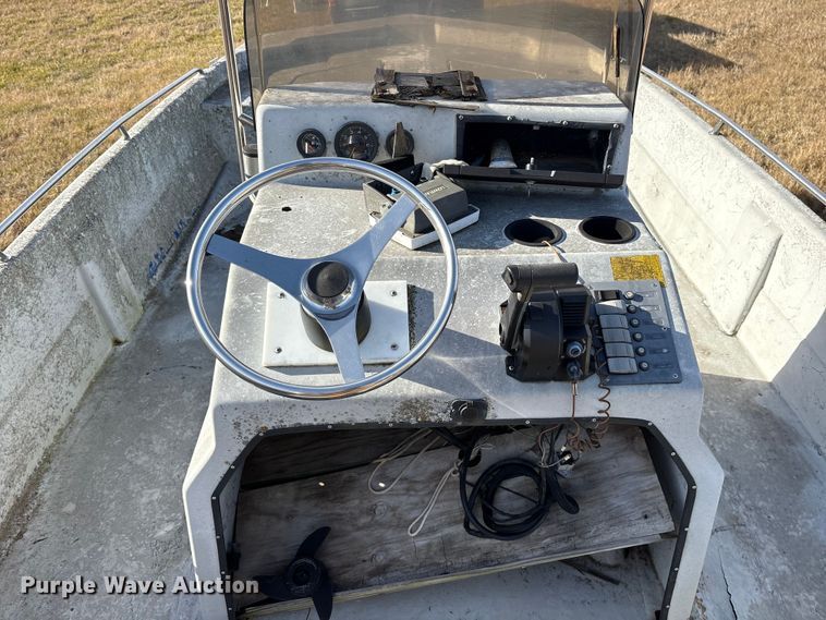 image for item ET7469 1994 Predator 196 boat