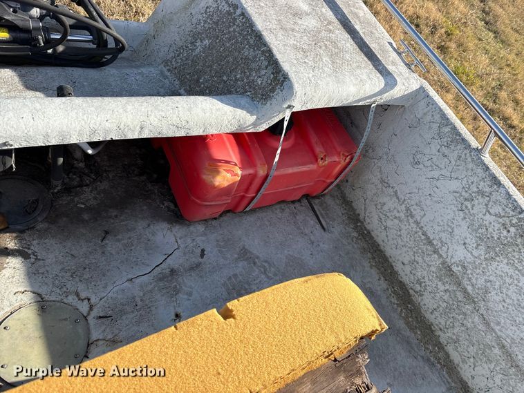 image for item ET7469 1994 Predator 196 boat