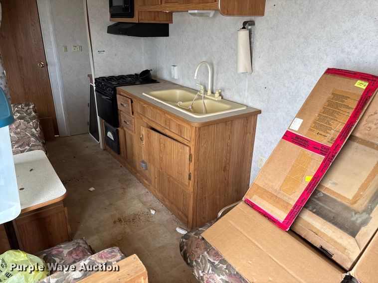 image for item FI1570 2005 Gulf Stream Cavalier camper