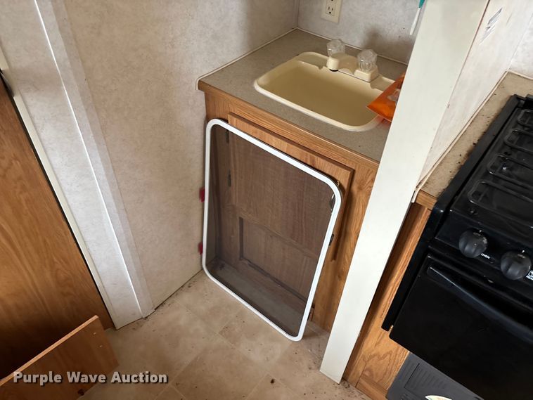 image for item FI1570 2005 Gulf Stream Cavalier camper