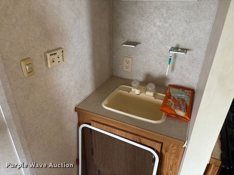 image for item FI1570 2005 Gulf Stream Cavalier camper