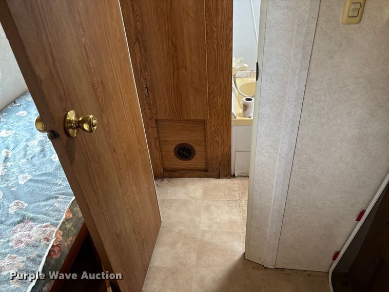 image for item FI1570 2005 Gulf Stream Cavalier camper