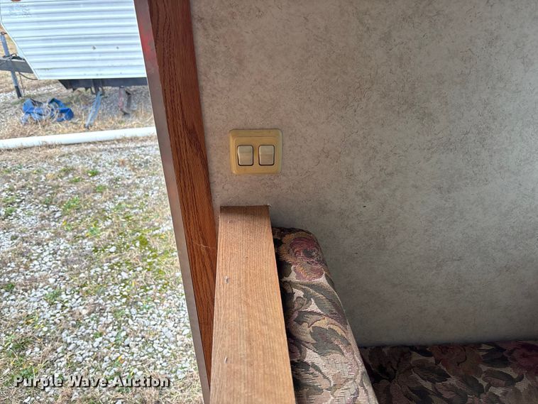 image for item FI1570 2005 Gulf Stream Cavalier camper