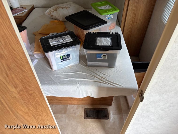 image for item FI1570 2005 Gulf Stream Cavalier camper