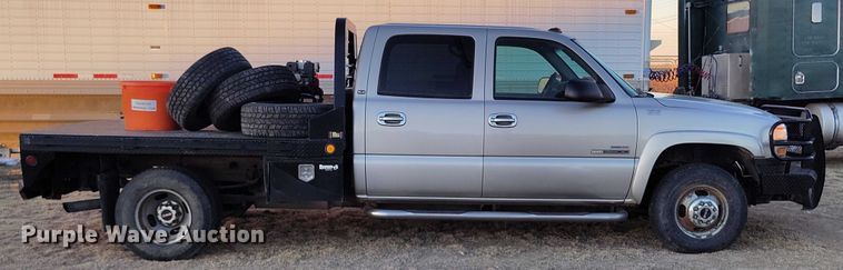 image for item DT0827 2005 GMC Sierra 3500 SLE Crew Cab flatbed pickup truck