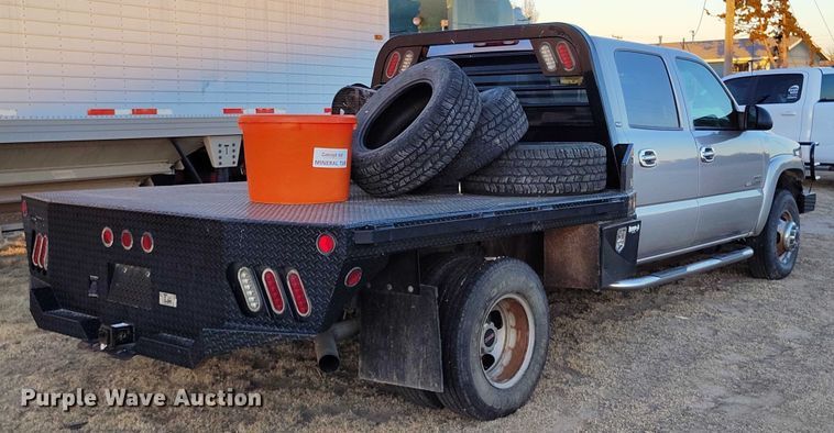 image for item DT0827 2005 GMC Sierra 3500 SLE Crew Cab flatbed pickup truck