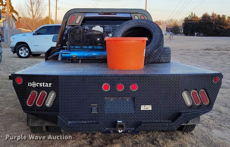 image for item DT0827 2005 GMC Sierra 3500 SLE Crew Cab flatbed pickup truck