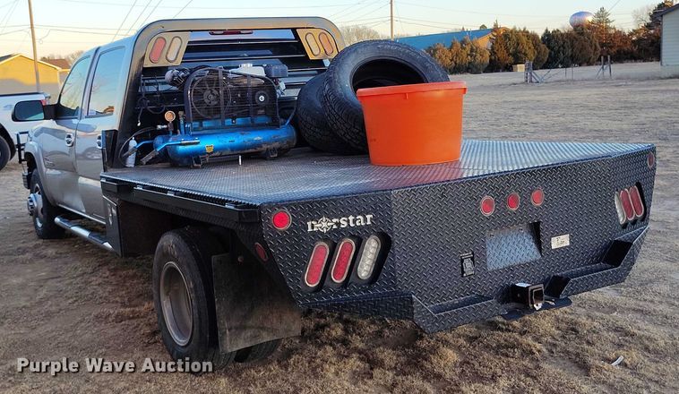 image for item DT0827 2005 GMC Sierra 3500 SLE Crew Cab flatbed pickup truck
