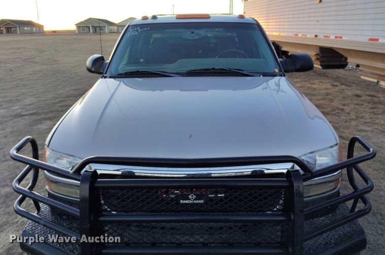 image for item DT0827 2005 GMC Sierra 3500 SLE Crew Cab flatbed pickup truck