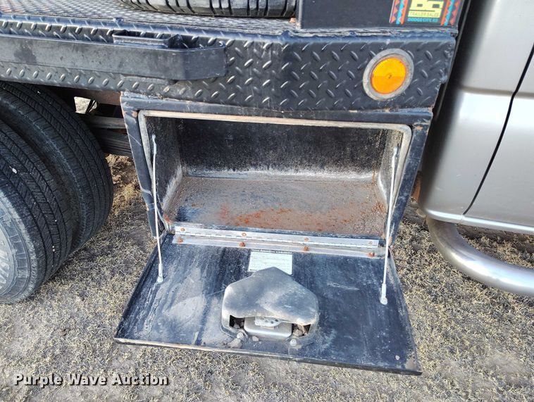 image for item DT0827 2005 GMC Sierra 3500 SLE Crew Cab flatbed pickup truck