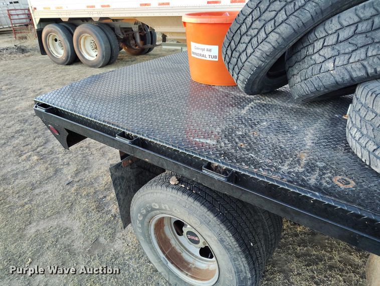 image for item DT0827 2005 GMC Sierra 3500 SLE Crew Cab flatbed pickup truck