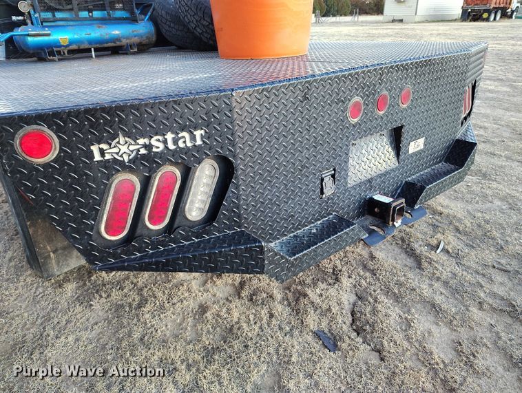 image for item DT0827 2005 GMC Sierra 3500 SLE Crew Cab flatbed pickup truck