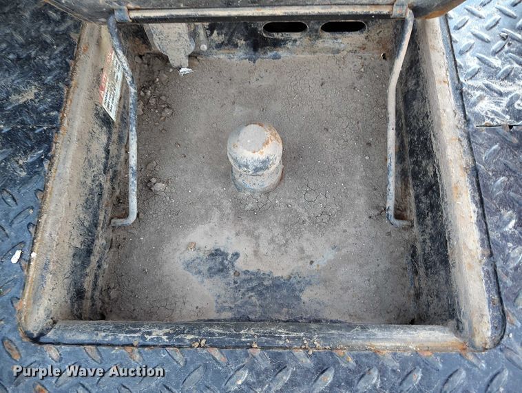 image for item DT0827 2005 GMC Sierra 3500 SLE Crew Cab flatbed pickup truck