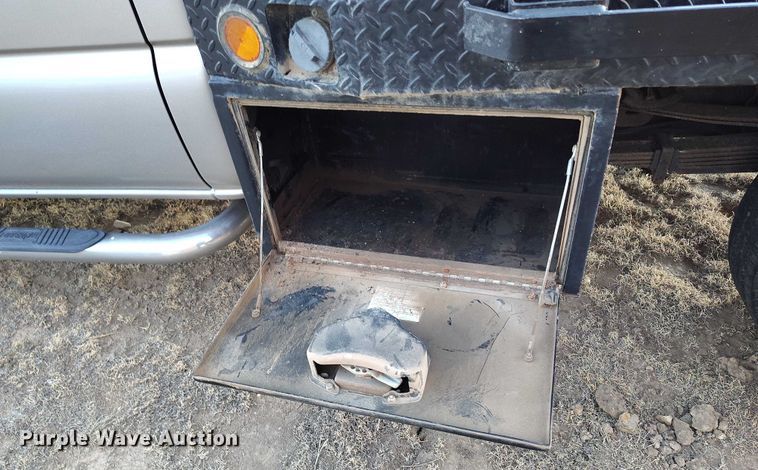 image for item DT0827 2005 GMC Sierra 3500 SLE Crew Cab flatbed pickup truck