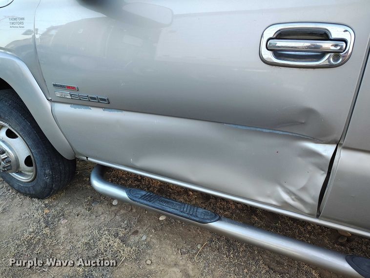 image for item DT0827 2005 GMC Sierra 3500 SLE Crew Cab flatbed pickup truck