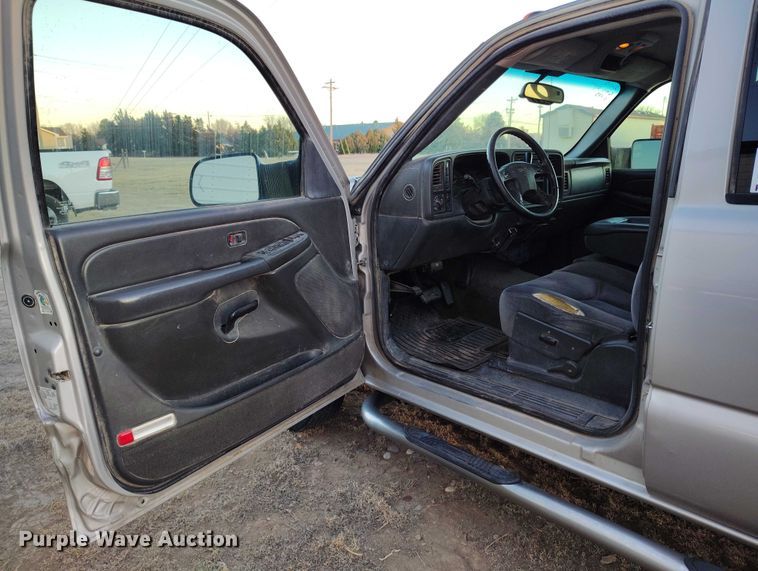 image for item DT0827 2005 GMC Sierra 3500 SLE Crew Cab flatbed pickup truck