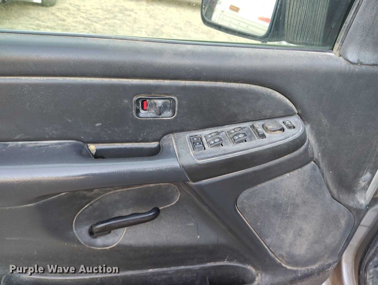 image for item DT0827 2005 GMC Sierra 3500 SLE Crew Cab flatbed pickup truck