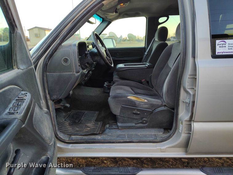 image for item DT0827 2005 GMC Sierra 3500 SLE Crew Cab flatbed pickup truck