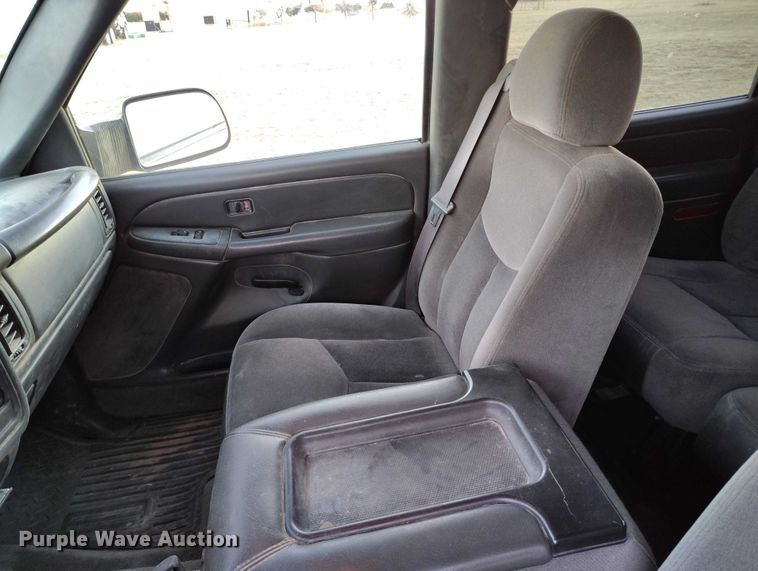 image for item DT0827 2005 GMC Sierra 3500 SLE Crew Cab flatbed pickup truck