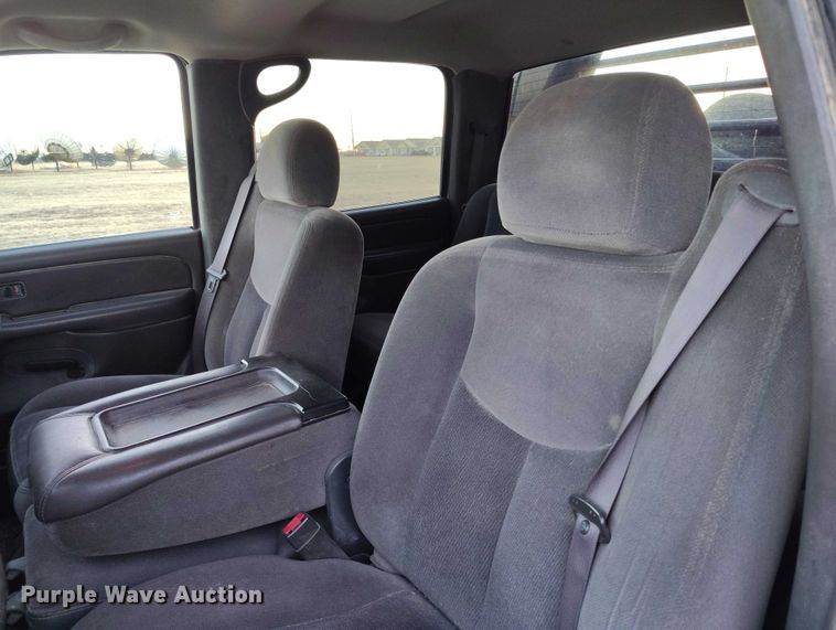 image for item DT0827 2005 GMC Sierra 3500 SLE Crew Cab flatbed pickup truck