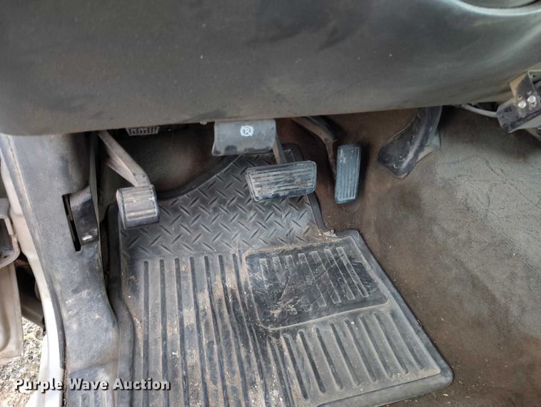 image for item DT0827 2005 GMC Sierra 3500 SLE Crew Cab flatbed pickup truck