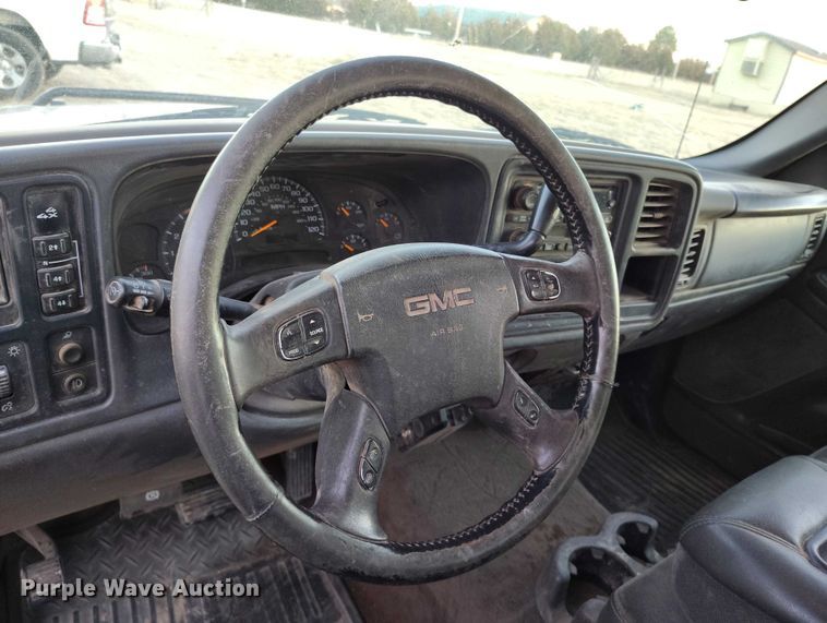 image for item DT0827 2005 GMC Sierra 3500 SLE Crew Cab flatbed pickup truck