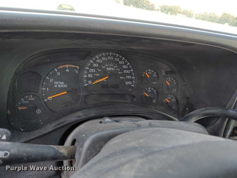 image for item DT0827 2005 GMC Sierra 3500 SLE Crew Cab flatbed pickup truck