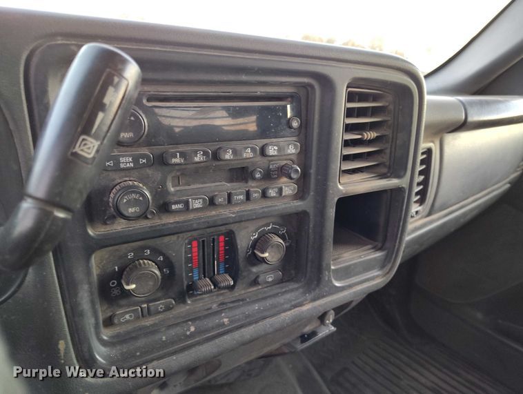 image for item DT0827 2005 GMC Sierra 3500 SLE Crew Cab flatbed pickup truck