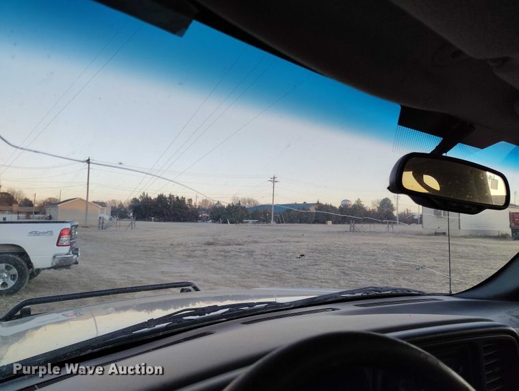 image for item DT0827 2005 GMC Sierra 3500 SLE Crew Cab flatbed pickup truck