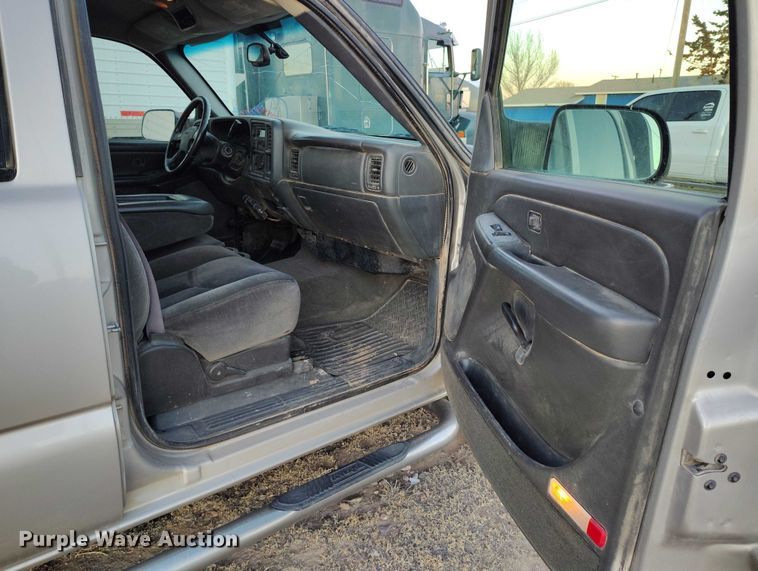 image for item DT0827 2005 GMC Sierra 3500 SLE Crew Cab flatbed pickup truck