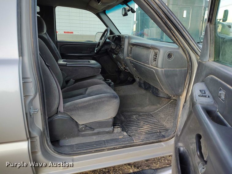 image for item DT0827 2005 GMC Sierra 3500 SLE Crew Cab flatbed pickup truck