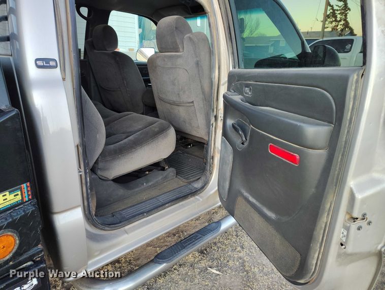 image for item DT0827 2005 GMC Sierra 3500 SLE Crew Cab flatbed pickup truck