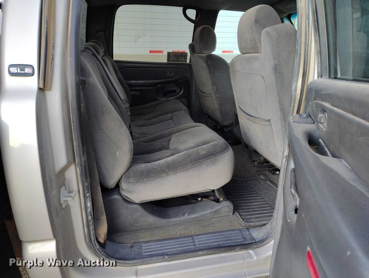 image for item DT0827 2005 GMC Sierra 3500 SLE Crew Cab flatbed pickup truck