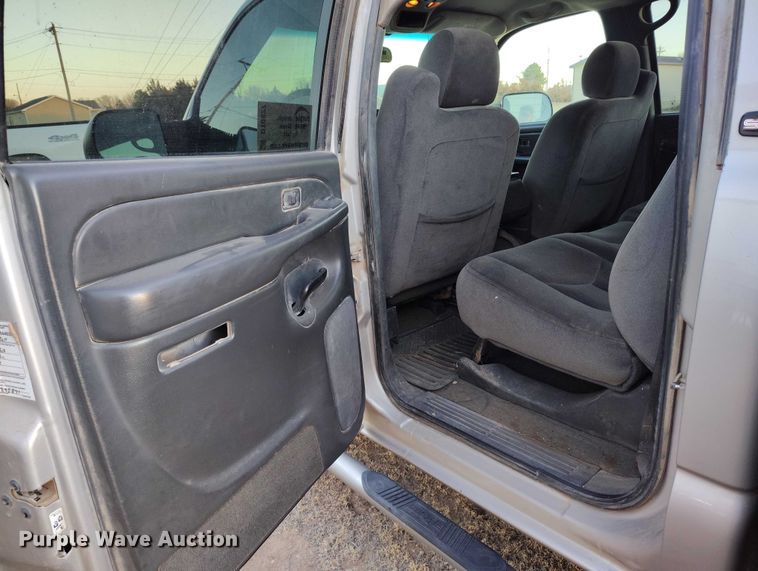 image for item DT0827 2005 GMC Sierra 3500 SLE Crew Cab flatbed pickup truck