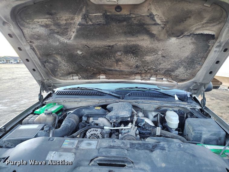 image for item DT0827 2005 GMC Sierra 3500 SLE Crew Cab flatbed pickup truck