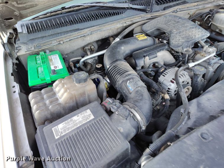 image for item DT0827 2005 GMC Sierra 3500 SLE Crew Cab flatbed pickup truck