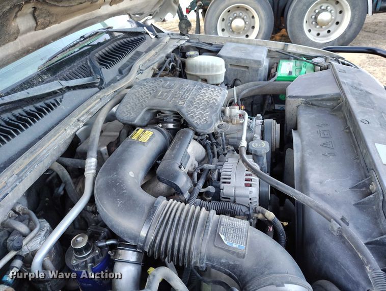 image for item DT0827 2005 GMC Sierra 3500 SLE Crew Cab flatbed pickup truck