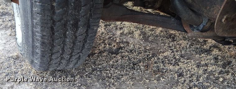 image for item DT0827 2005 GMC Sierra 3500 SLE Crew Cab flatbed pickup truck