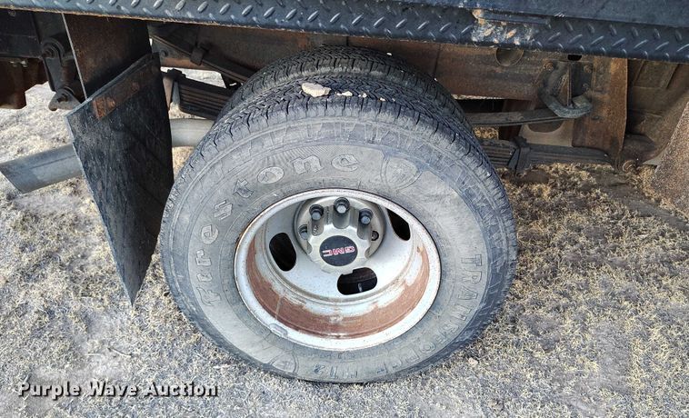 image for item DT0827 2005 GMC Sierra 3500 SLE Crew Cab flatbed pickup truck