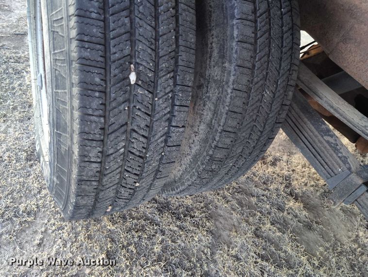 image for item DT0827 2005 GMC Sierra 3500 SLE Crew Cab flatbed pickup truck