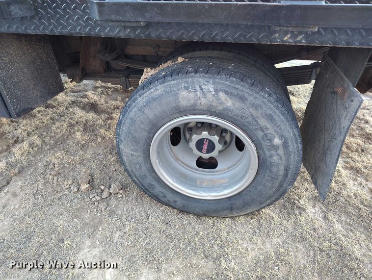 image for item DT0827 2005 GMC Sierra 3500 SLE Crew Cab flatbed pickup truck