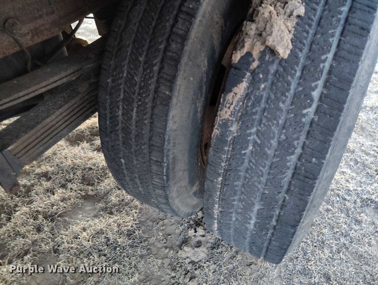 image for item DT0827 2005 GMC Sierra 3500 SLE Crew Cab flatbed pickup truck