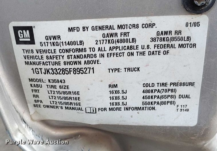 image for item DT0827 2005 GMC Sierra 3500 SLE Crew Cab flatbed pickup truck