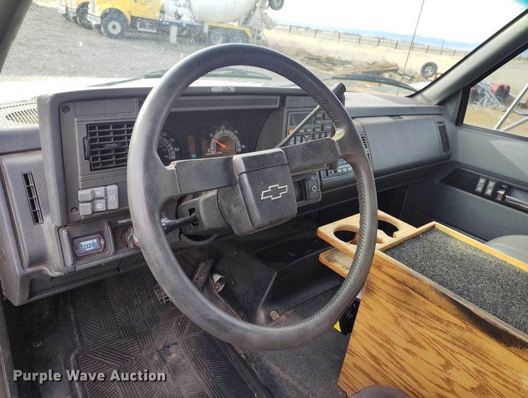 image for item DT0828 1995 Chevrolet Kodiak C6500 flatbed truck