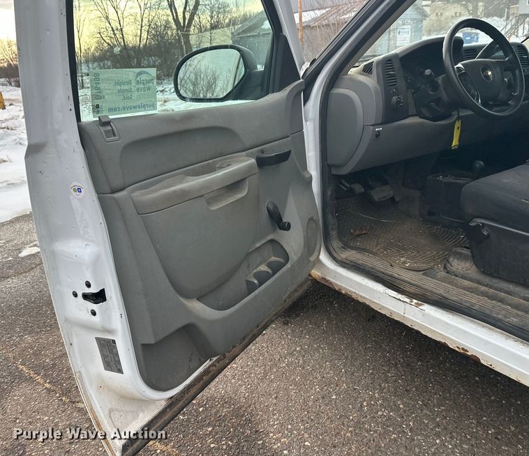 image for item DT6498 2013 Chevrolet Silverado 1500 pickup truck