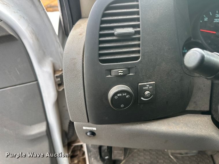 image for item DT6498 2013 Chevrolet Silverado 1500 pickup truck