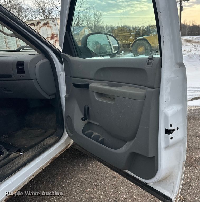 image for item DT6498 2013 Chevrolet Silverado 1500 pickup truck