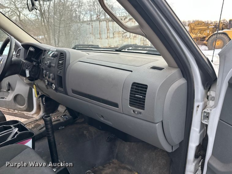 image for item DT6498 2013 Chevrolet Silverado 1500 pickup truck