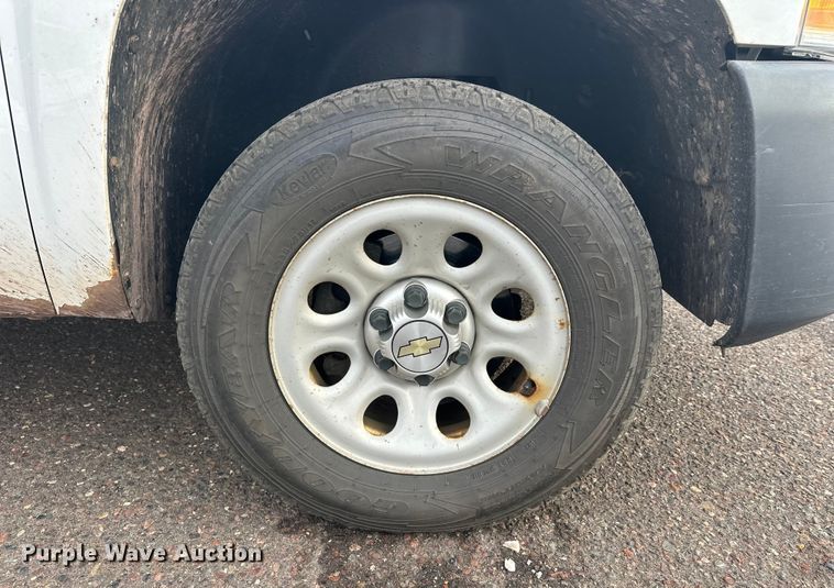 image for item DT6498 2013 Chevrolet Silverado 1500 pickup truck